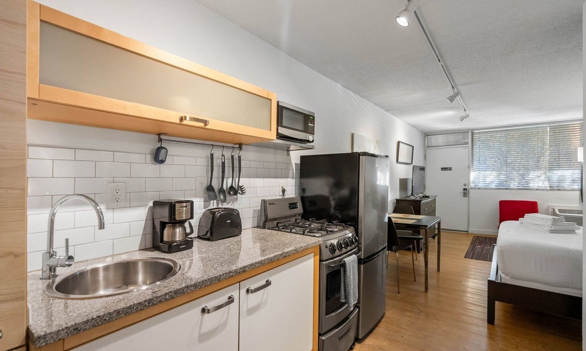 Midtown Apartment | (CPG) Serviced Studio w/Full Kitchen in Quiet Neighborhood