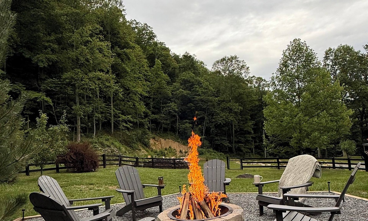 Roseland Cottage | Creekfront Cabin Fire Pit Fenced Yard Near Crabtree Falls