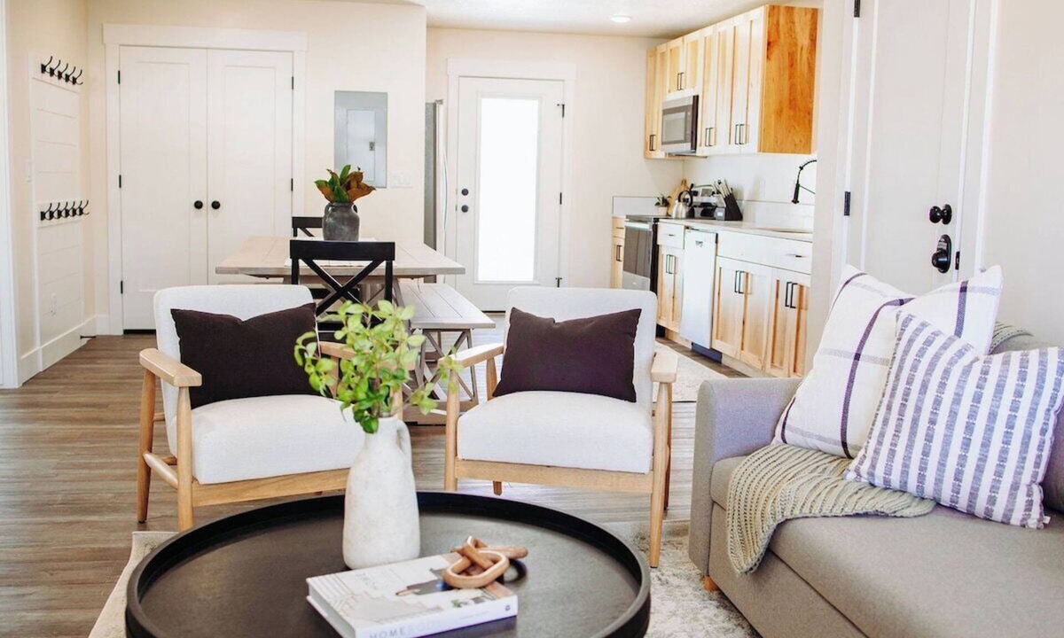 McCammon House | Creekside Cabin Magnolia stay w views and hot springs, ONE br