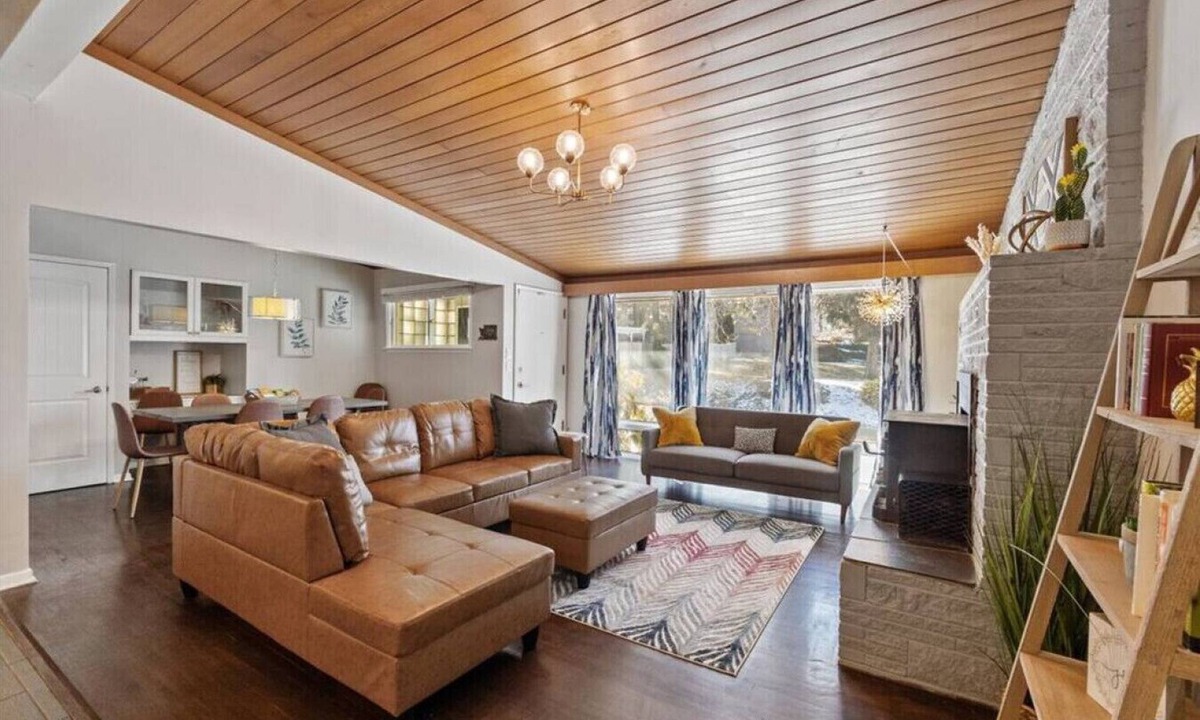 South Perry District Apartment | Crestline · Perfect for groups-Theater & Arcade close to dwtn!
