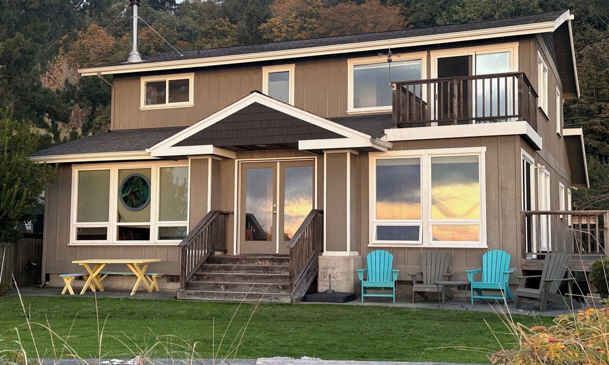 Maxwelton House | Custom Family Beach House - Pet & Child Friendly