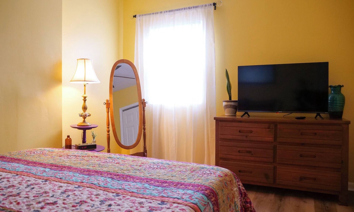 Merion Village House | Cute Columbus Bungalow + Modern Amenities. 7 min from downtown!