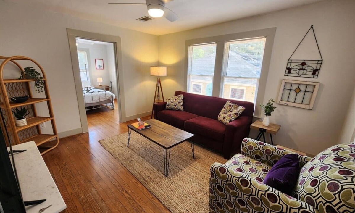 Woodland Heights House | Cute & Quiet Garage Apt Home