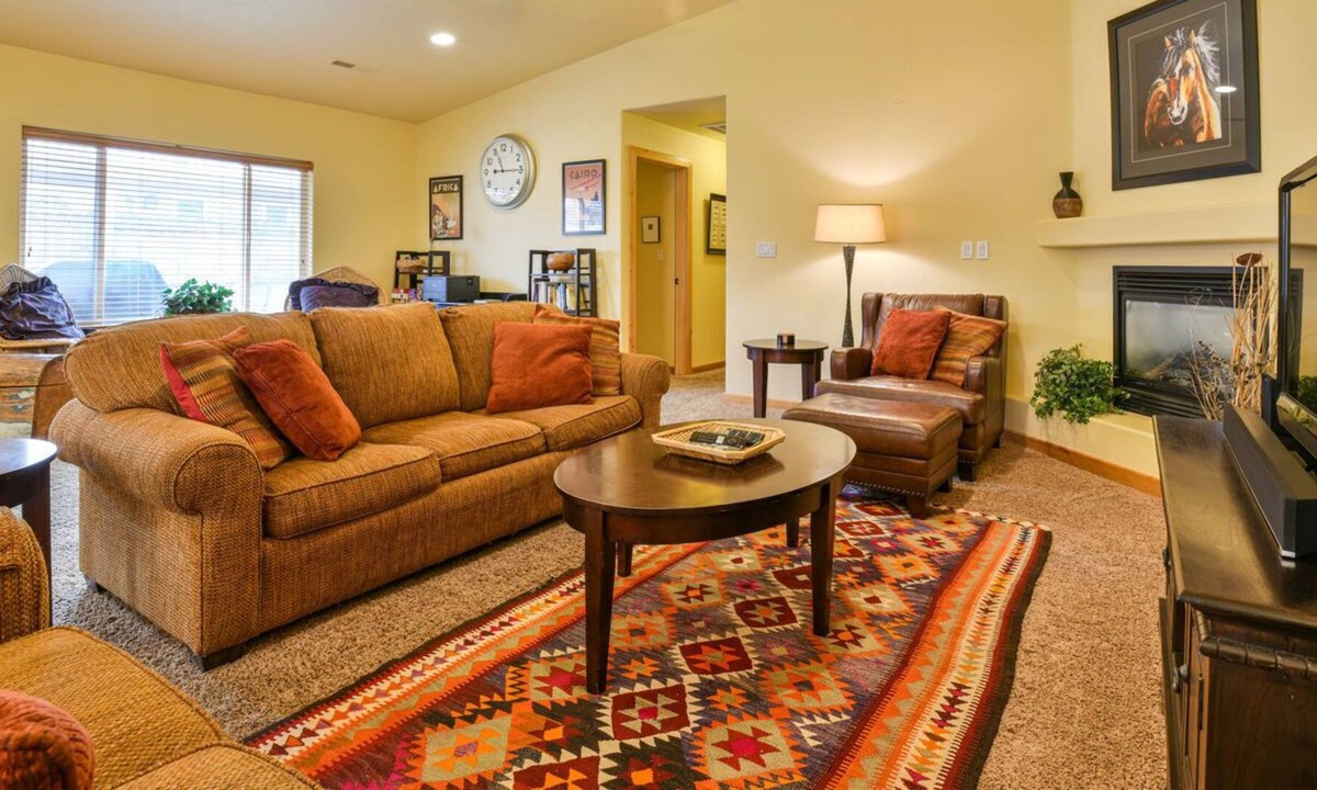 Moab House | CW343 - Just blocks to Main St. shopping & restaurants with private hot tub