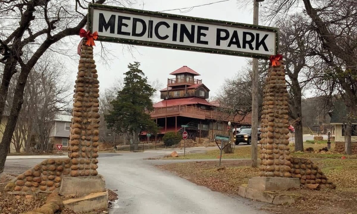 Medicine Park House | CZ Romantic Medicine Park Coastal Escape w HotTub
