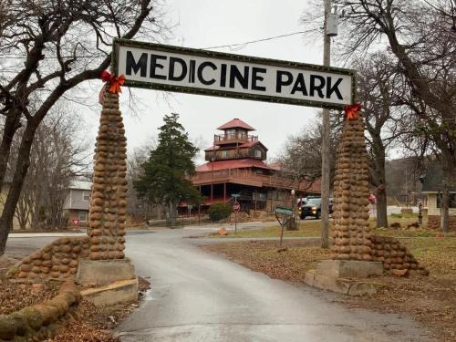 Medicine Park House | CZ Romantic Medicine Park Coastal Escape w HotTub