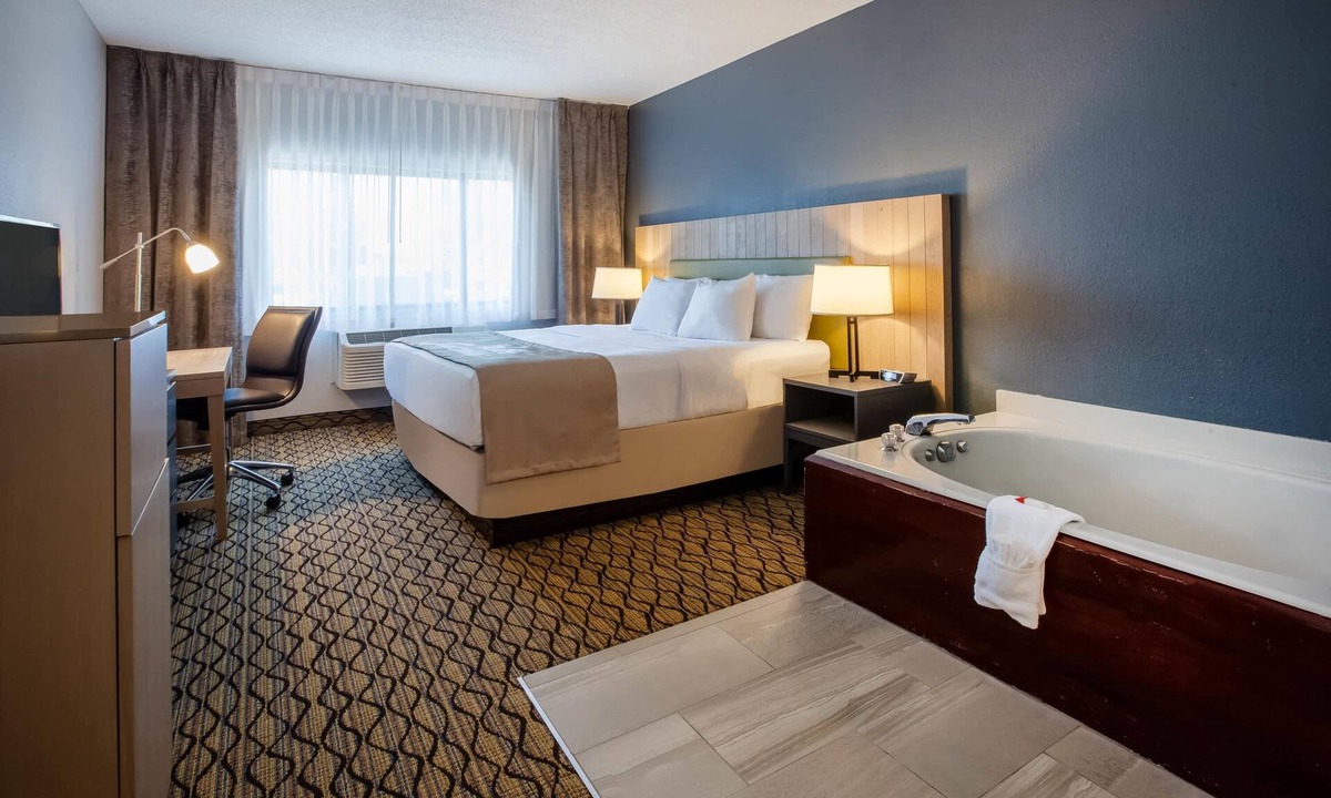 Rochester Hills Hotel | Days Inn & Suites by Wyndham Rochester Hills MI