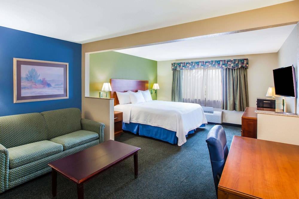 South Side Hotel | Days Inn & Suites by Wyndham Corpus Christi Central