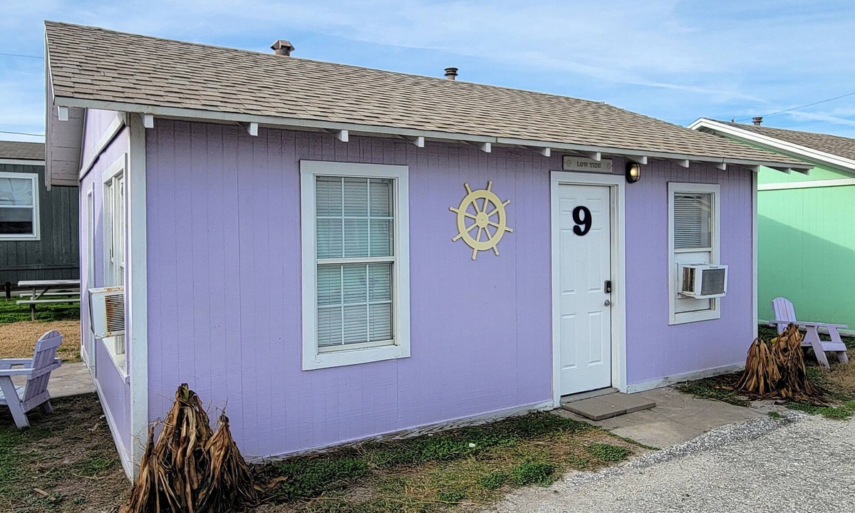 Old Town Cottage | DB 9 Low Tide-1 BR Cottage, Living Room, Kitchenette, Walk to Beach, Dogs OK!