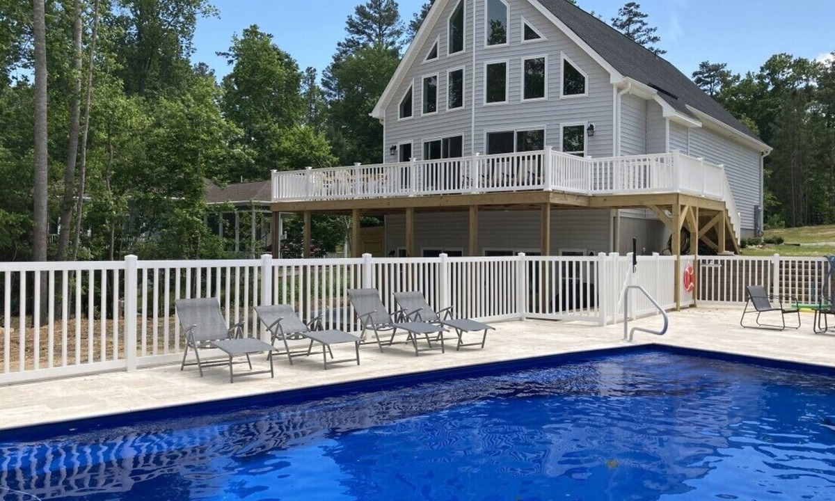 Macon House | Deep Water, Heated Pool, Firepit, Deep Water, Kayaks, Pool Table, Sundeck