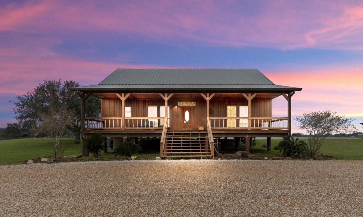 Elmaton House | ☆Delightful 4 Bedroom, lake view. Sleep 8-12.☆