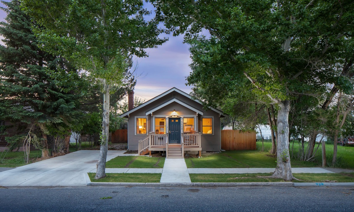 Cody House | Delightful DOWNTOWN CODY Craftsman Style House !