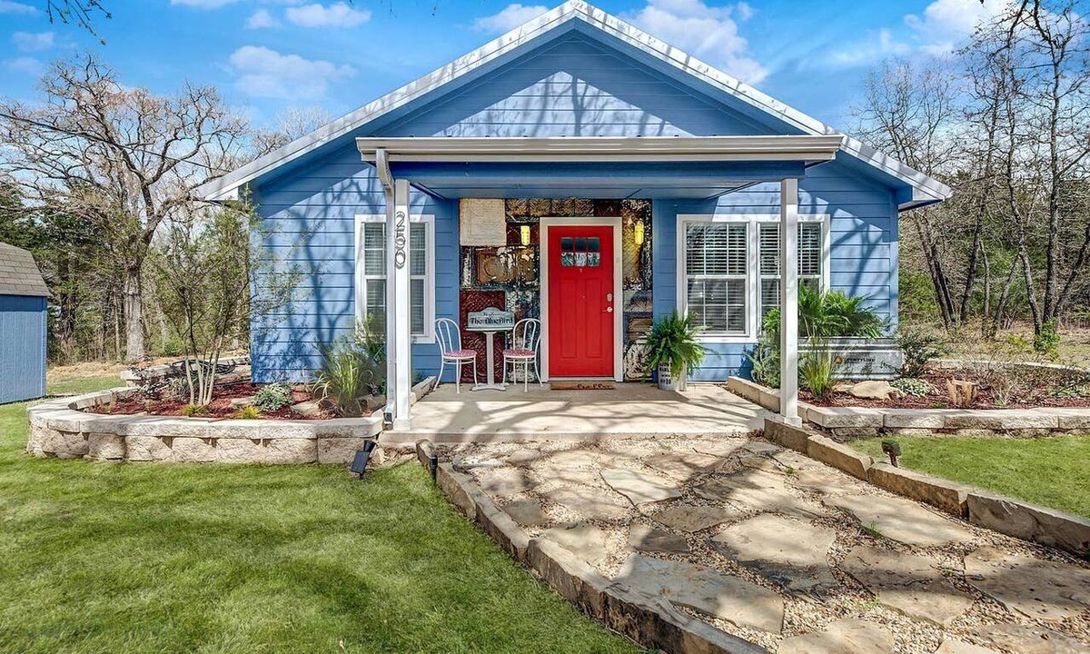 Wills Point Cottage | Delightfully Cozy Texas Cottage Rental Ideal for a Romantic Getaway near Dallas