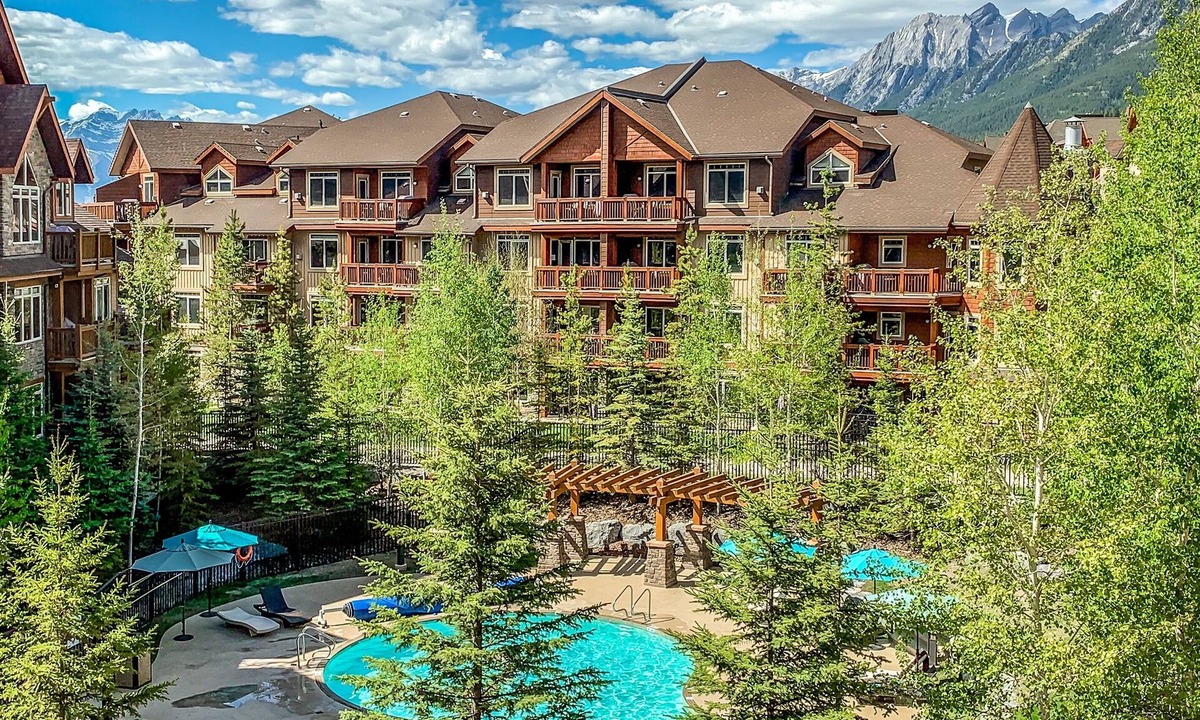 Canmore Hotel | Deluxe Poolside Suite - Sleeps 8 | Resort Perks