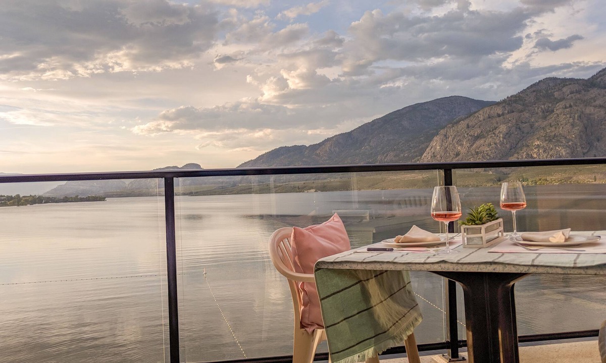 Osoyoos Condo | Desert Surfside Waterfront Accommodations