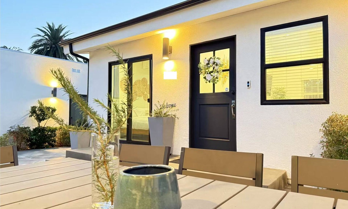 Mid Central House | Designer House in Pasadena with Outdoor Kitchen & King Bed & AC