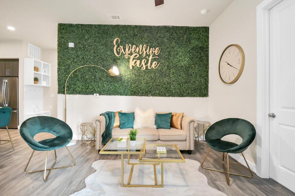 Washington Ave./ Memorial Park Apartment | Designer Suite- Centrally located downtown near Galleria, Midtown, Medical Center, & Art District