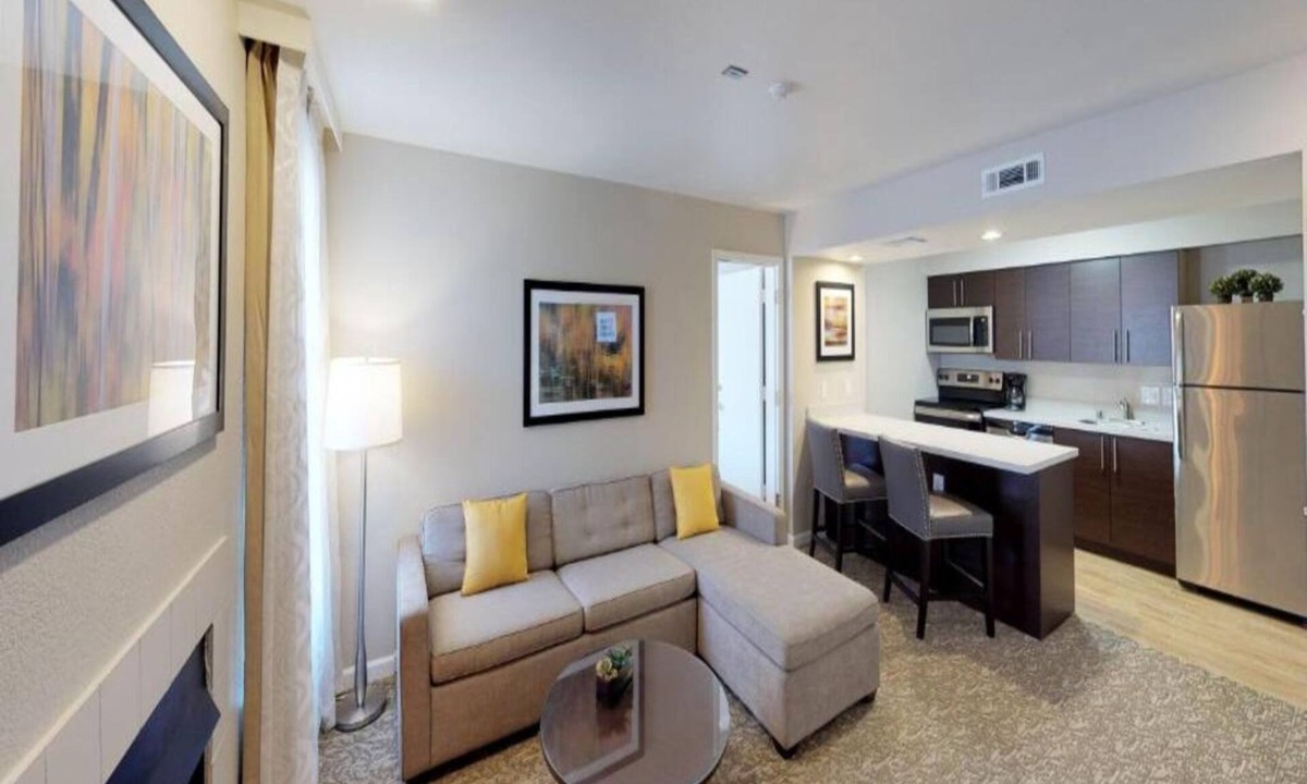 Newark Hotel | Desk & Fireplace Included – Spacious 2 Suite with Free Breakfast