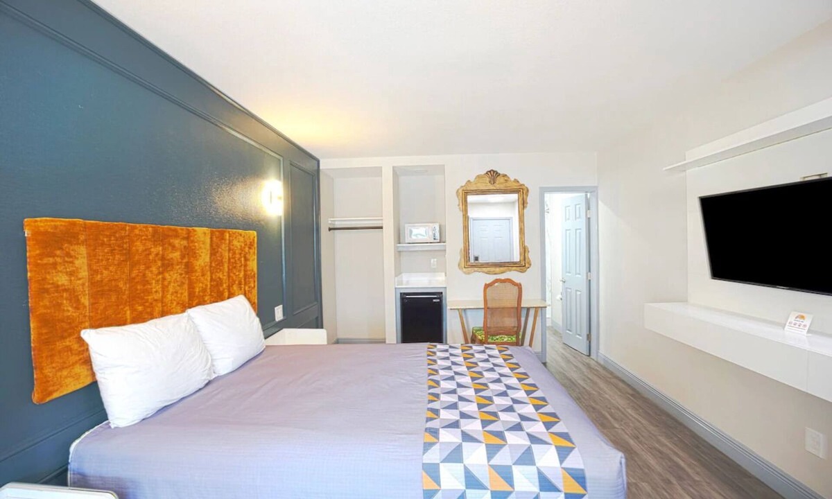 Le Barons Of Titusville Hotel | Discover Private Room Near Merritt Island Refuge, Parking Included