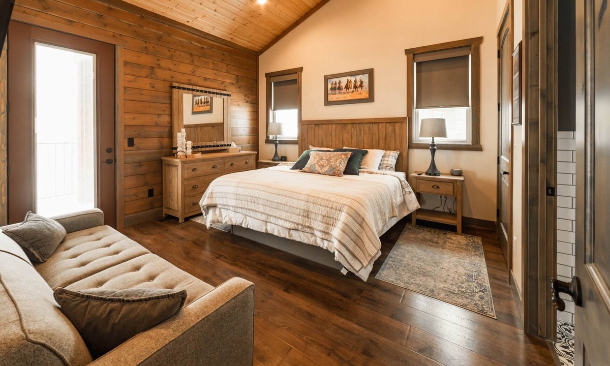 Preston House | DMR Cabin 2 | Two-Level | Max Capacity 11