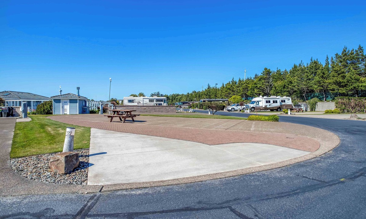 Agate Beach RV Rental | Dog Friendly, Available with 50AMP, 30AMP, Water and Sewer hook up's, WiFi