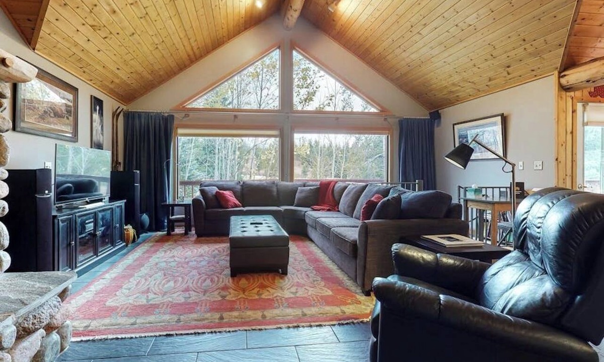 Big Sky Meadow Village Cabin | Dog-Friendly Home with Free WiFi, Private Hot Tub, and Great Views - Near Golfing