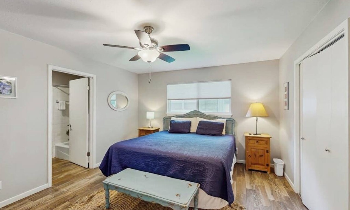 Kingsland House | Dog-friendly Lakefront Home With Private Sundeck