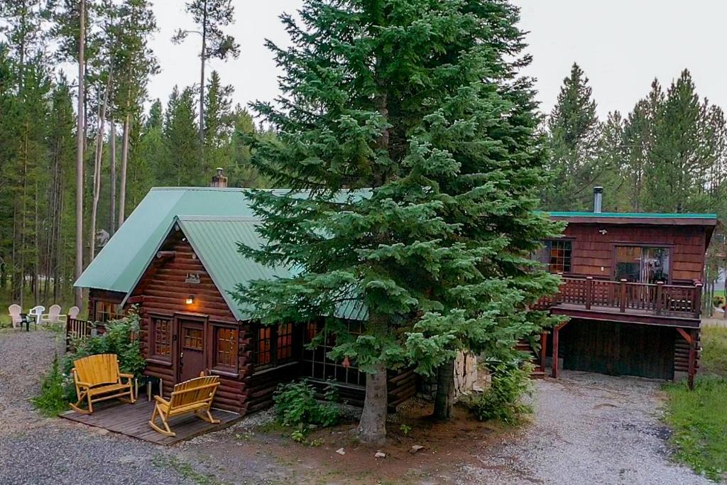Island Park House | Double Loop by KABINO Large Driveway Fire Pit Fireplaces Grill WiFi Sleeps 11 in Summer and only 7 in Winter