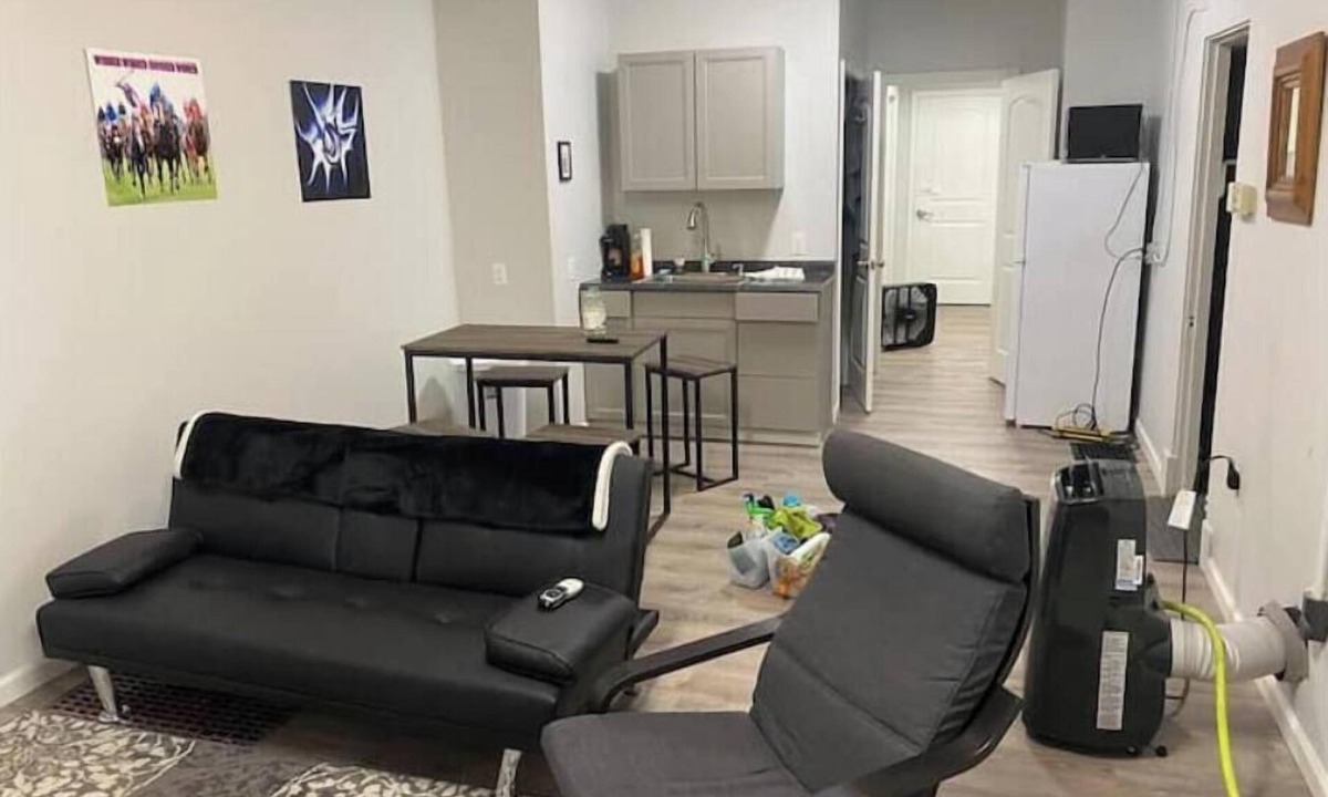 Babe Denny Apartment | Downtown Apartment on first floor. PRIVATE.