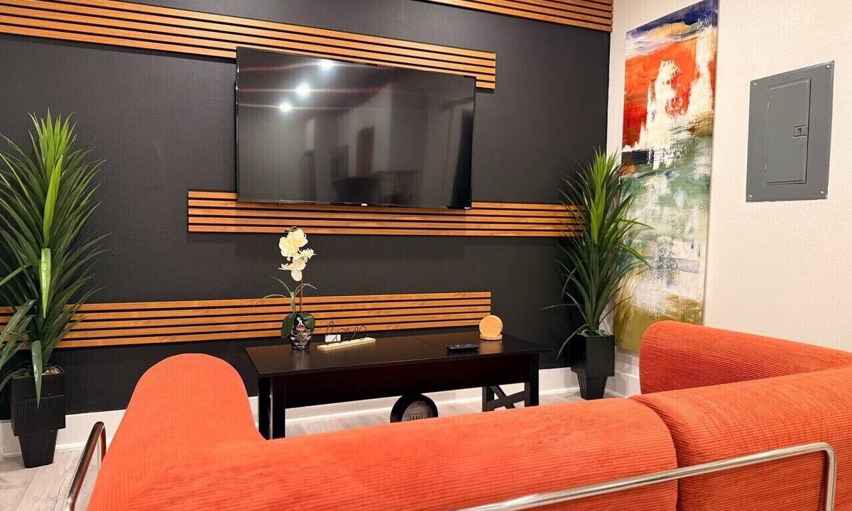 Peak's Suburban Addition Apartment | Downtown Dallas Hideaway | Free Parking | 4 Guests
