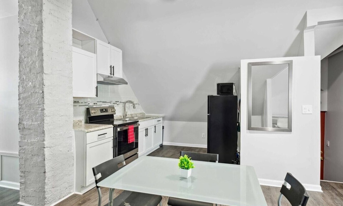 Mexicantown - Southwest Detroit House | Downtown Detroit 2BR | King, WiFi, Parking