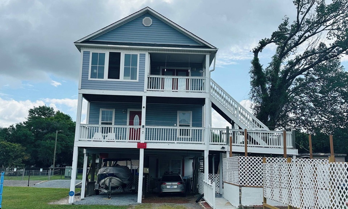 Wilmington House | Downtown duplex on stilts.