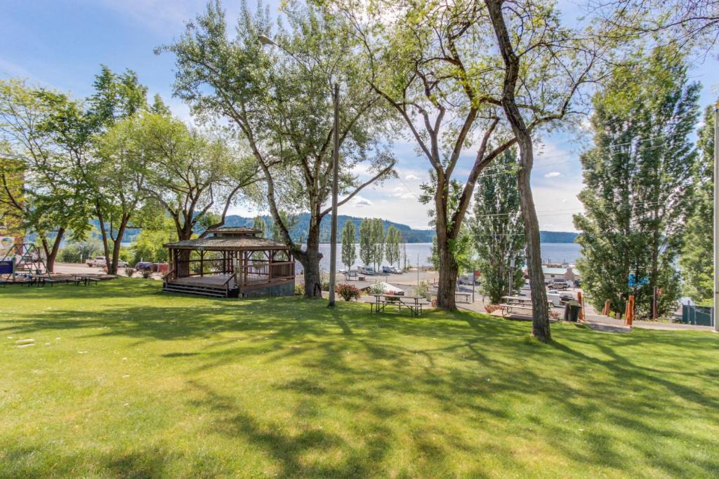 Harrison House | Downtown Harrison Lakefront Getaway