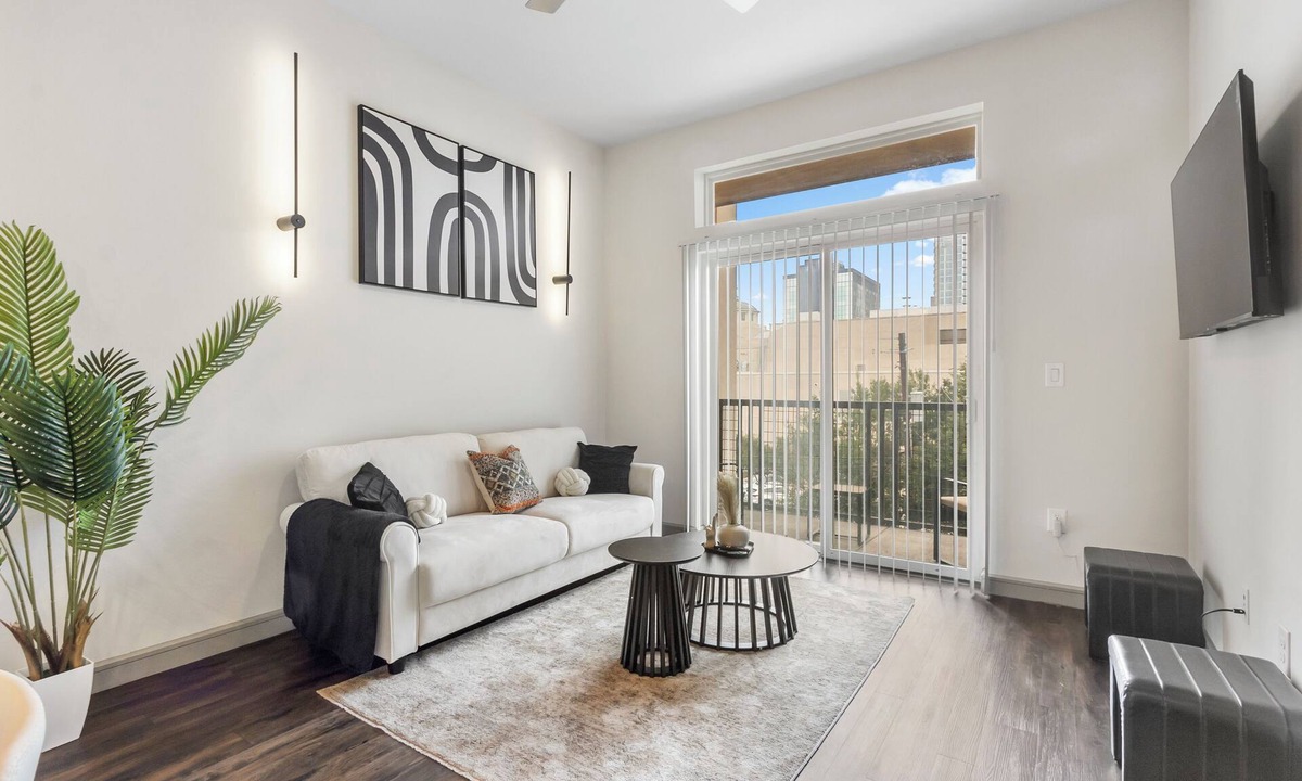 Central Business District Apartment | Downtown Houston Modern Elegant Loft with Free Parking/WiFi/Skyview/Pool