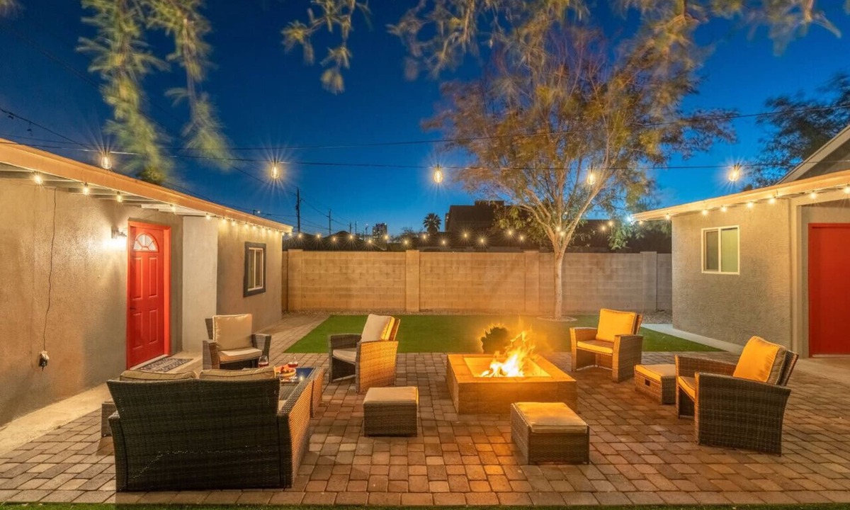 Garfield House | Downtown Phx~Remodeled~2 Units+Casita~Sleeps 12