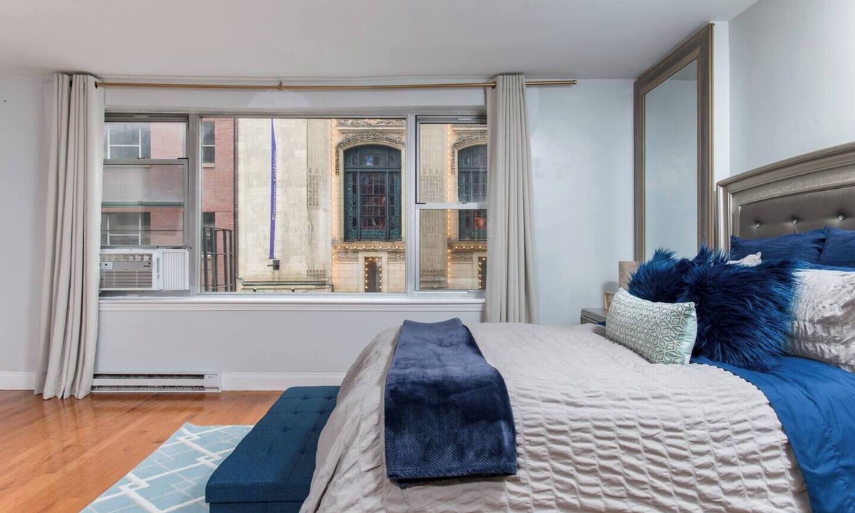 Theatre District Apartment | Downtown Studio Central Location Famous Nightlife Chinatown