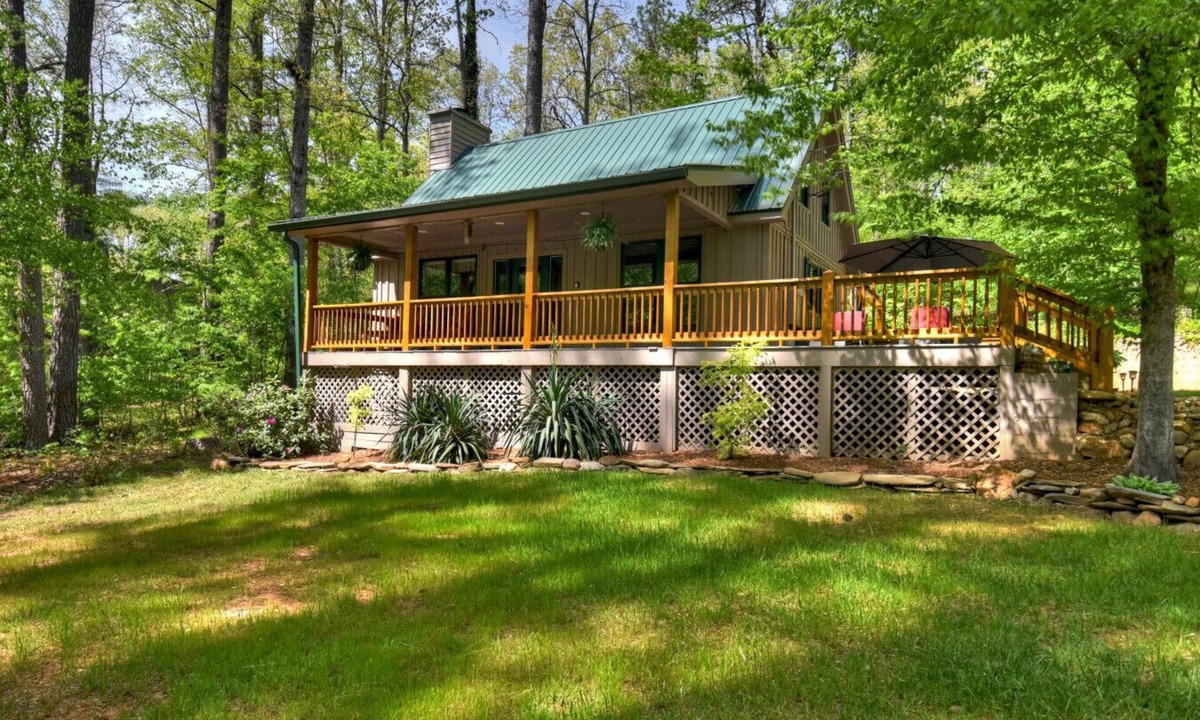 Talking Rock Cabin | Driftwood Cabin a waterfront cabin with everything