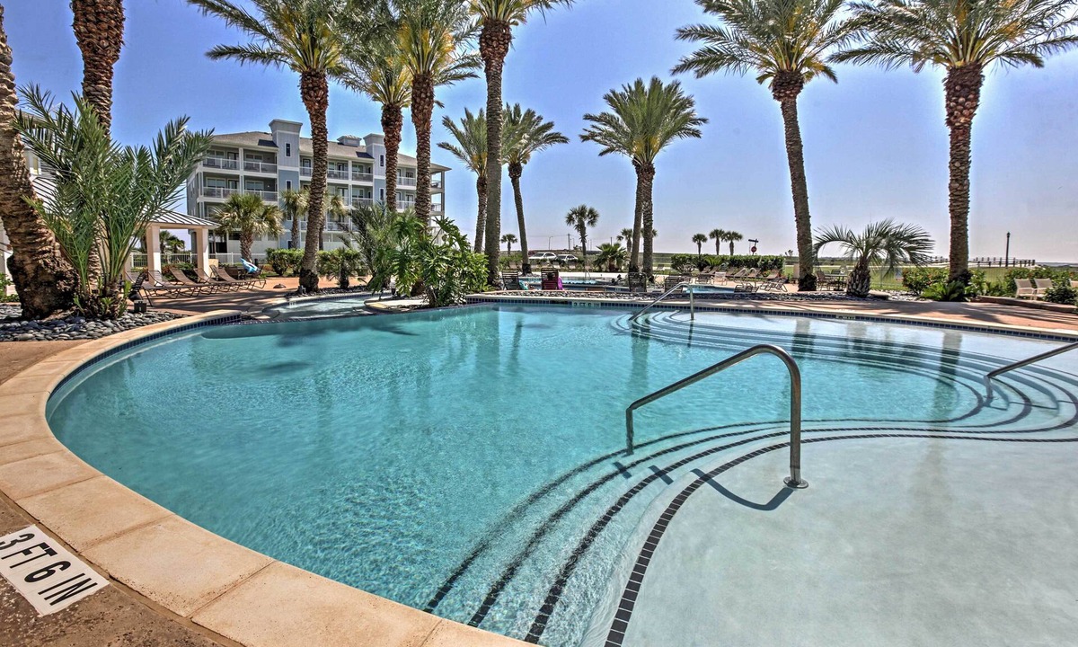 Red Fish Cove Condo | 'Driftwood' Galveston Resort Escape w/Deck & View