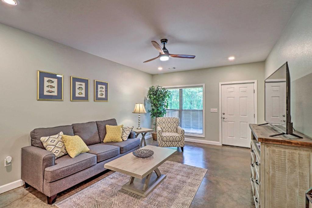 Bull Shoals Apartment | Dtwn Bull Shoals Condo 1 Mi to Lake Access!