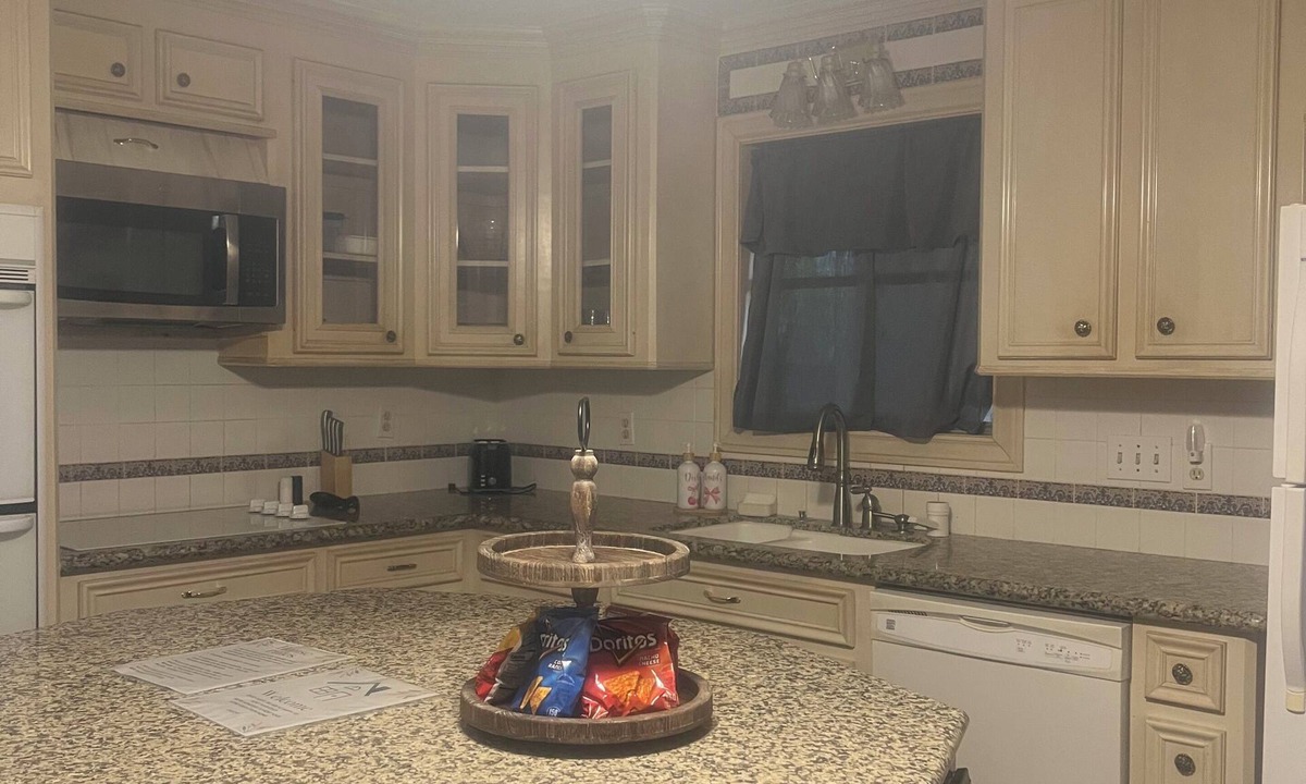Pasadena House | Duplex Side A- two bedroom pet friendly home in charming Pasadena