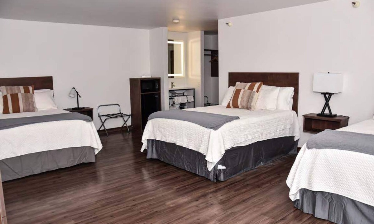 Ashton Hotel | Eagle Peak Lodge & Cabins