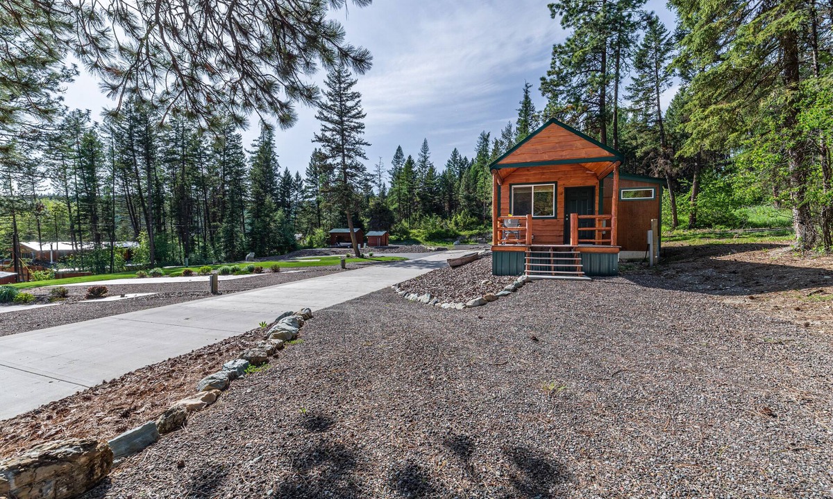 Lake Mary Ronan Cottage | Eagles Nest-Charming One Bedroom Lake Views