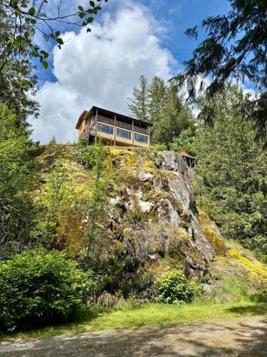 Upper Squamish House | Eagles Nest - epic blufftop cabin Squamish