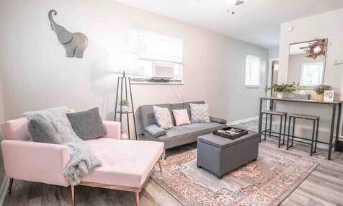 Franklin Park Apartment | East Market Retreat!