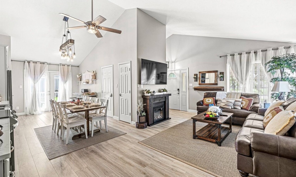 Noblesville House | Edelweiss Chic Retreat/Grand Park/Ruoff/Extended Stays Acceptedn
