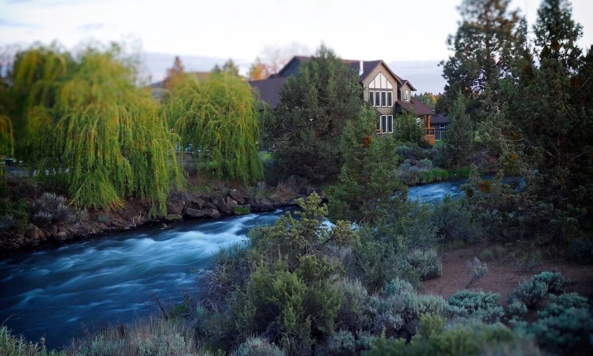 Mountain View House | Edradour Estates – Stunning 6 BDR Bend Retreat for 14 w/Theater Room!