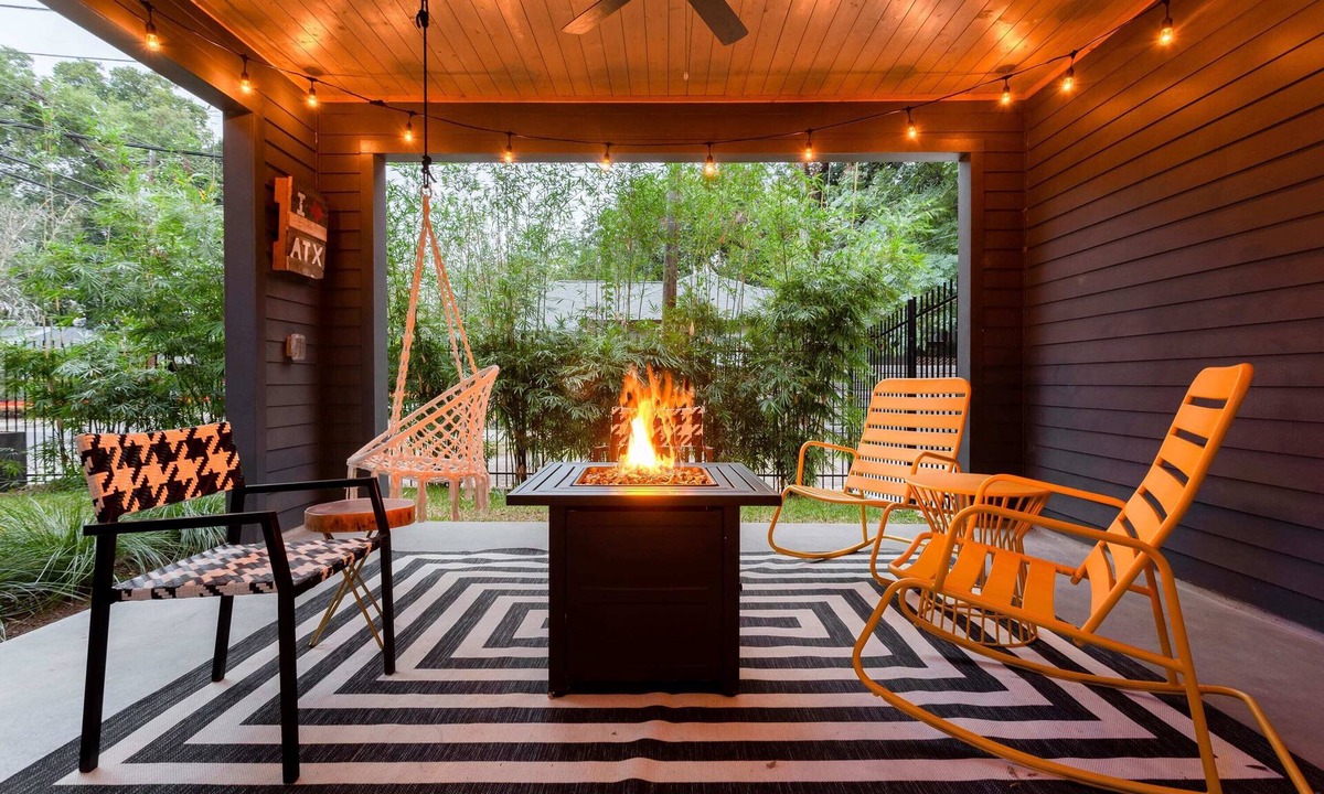 East Cesar Chavez Cottage | Electric Disco Oasis Near Rainey, UT and Top Spots