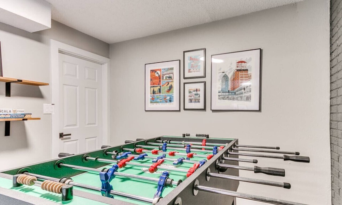 Des Moines House | Elegant 4BR Split Foyer - Luxe Living