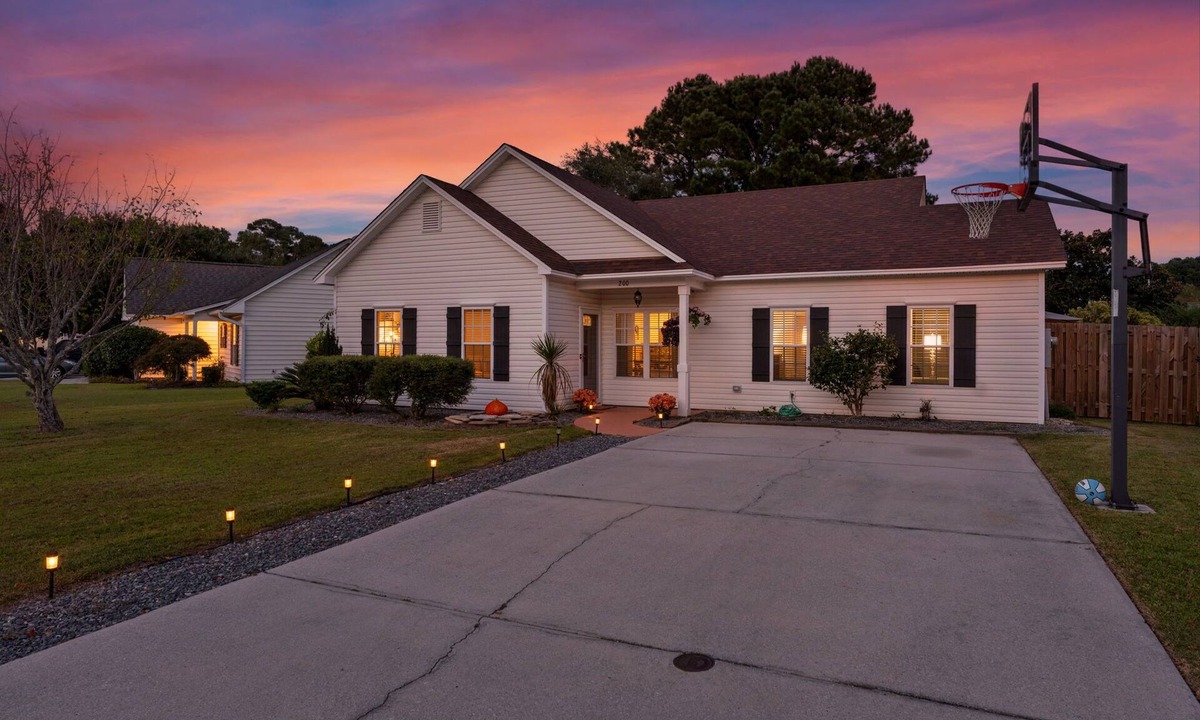 Murraysville House | Elegant 5BR Sanctuary: Glamping Pit & Luxe Outdoor Lounge