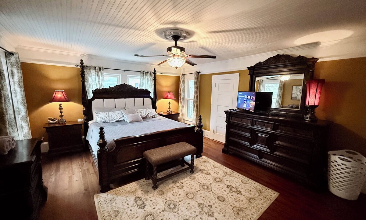 Mooresville House | Elegant Mansion on Main Street – Spacious, Stylish & Central